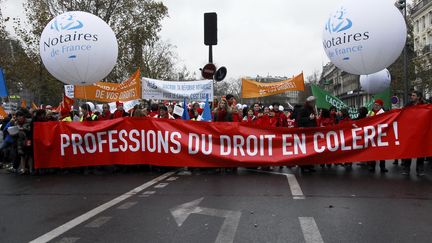 Des membres des professions juridiques d&eacute;filent &agrave; Paris contre la loi Macron, le 10 d&eacute;cembre 2014. (CITIZENSIDE / PATRICE PIERROT /  AFP)