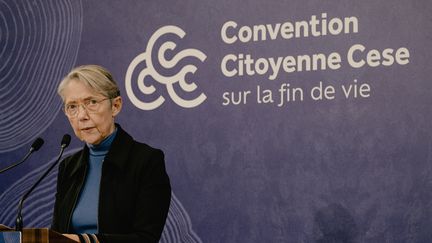 Elisabeth Borne prononce le discours d'ouverture de la convention citoyenne sur la fin de vie, le 9 décembre 2022, au Conseil économique, social et environnemental, à Paris. (MAXIME GRUSS / HANS LUCAS / AFP)