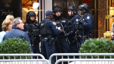 Les forces de sécurité chargées&nbsp;de protéger Donald Trump dans sa Trump Tower, le 7 décembre 2016.&nbsp; (VOLKAN FURUNCU / ANADOLU AGENCY / AFP)