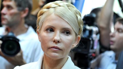 L'ex-Premi&egrave;re ministre ukrainienne Ioulia Timochenko au d&eacute;but de son proc&egrave;s &agrave; Kiev (Ukraine), le 24 juin 2011.&nbsp; (SERGEI SUPINSKY / AFP)