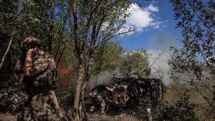 Des soldats ukrainiens tirent en direction de Klishchiïvka, en Ukraine, le 13 août 2023. (DIEGO HERRERA CARCEDO / ANADOLU AGENCY / AFP)