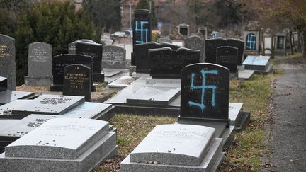 Le cimetière de&nbsp;Quatzenheim&nbsp;a été profané dans la nuit de lundi à mardi.&nbsp; (FREDERICK FLORIN / AFP)