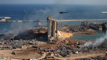 Des silos à grain endommagés sur le port de Beyrouth, au Liban, le 5 août 2020, au lendemain d'une double explosion. (STR / AFP)