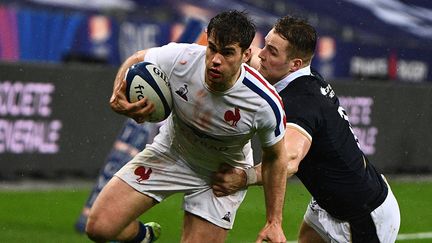 L'ailier Damian Penaud sous le maillot des Bleus, face à l'Écosse le 26 mars 2021. (ANNE-CHRISTINE POUJOULAT / AFP)