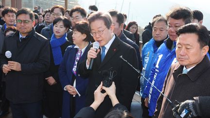 Le chef de file de l'opposition sud-coréenne, Lee Jae-myung, le 2 janvier 2024 à Busan, en Corée du Sud. (YONHAP / AFP)