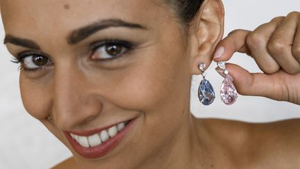 VIDEO. Une paire de boucles d'oreilles en diamant vendues aux enchères 57 millions de dollars, un record mondial