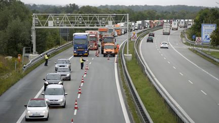 Un policier allemand trie les voiture pour le contr&ocirc;le &agrave; la fronti&egrave;res avec l'Autriche, &agrave; Passau, le 14 septembre 2015. (CHRISTOF STACHE / AFP)