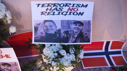 Drapeaux et photos rendent hommage aux deux étudiantes tuées par un groupe islamiste au pied du Mont Toubkal au nord de Marrakech (Maroc). Louisa Vesterager Jespersen (à gauche) et Maren Ueland (droite).&nbsp;&nbsp; (FADEL SENNA / AFP)