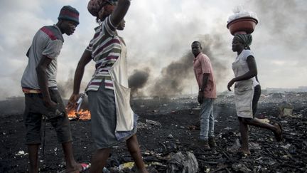 C'est le nom donné aux milliers d'êtres pauvres qui, pour survivre, récupèrent le cuivre des monceaux d'ordures fumantes, afin de le revendre à prix bradés. Vingt «Salvagers» parmi les plus motivés ont été sélectionnés par Joseph Awuah-Darko, devenu entrepreneur social, dont l'ONG est en partie financée par l'université d'Ashesi. Ces hommes sont formés à la menuiserie d'une école d'artisanat. Ils apprennent à créer des tabourets à trois pieds qu'un hôtel de luxe d'Accra, la capitale, leur a commandés. L'un d'eux, Mohammed Sofo, 26 ans, y croit dur comme fer: «Si nous faisons de l'argent, personne ne nous regardera plus comme aujourd'hui. Un jour viendra où plus personne ne travaillera ici».

	  (Cristina ALDEHUELA / AFP)