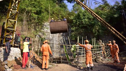 Des plongeurs de la marine indienne&nbsp;tentent de retrouver 15 mineurs&nbsp;piégés&nbsp;depuis le 13 décembre&nbsp;dans une mine de charbon inondée du village de Ksan, dans le nord-est de&nbsp;l'Inde, le 29 décembre 2018.&nbsp; (AFP)