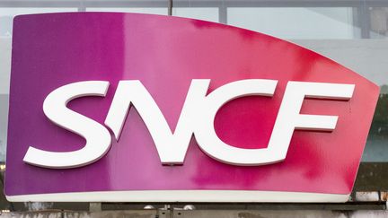 Le logo de la SNCF devant la gare Montparnasse à Paris, le 19 août 2022. (STEPHANE MOUCHMOUCHE / HANS LUCAS / AFP)