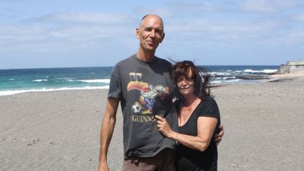 &nbsp; (Raphaële et Stan sur la plage devant le Goa Residencial © Emmanuel Langlois / Radio France)