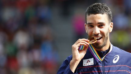 Le Fran&ccedil;ais Mahiedine Mekhissi c&eacute;l&egrave;bre sa m&eacute;daille d'or sur 1 500 m&egrave;tres, le 17 ao&ucirc;t 2014, aux championnats d'Europe d'athl&eacute;tisme &agrave; Zurich (Suisse). (ARND WIEGMANN / REUTERS)