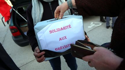 Une caisse de solidarité lors d'une manifestation de soutien aux cheminots grèvistes à Montbéliard (Doubs), le 4 janvier 2020. (MAXPPP)