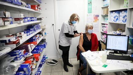 Une vaccination contre le Covid-19 dans une pharmacie de Poitiers. (MATHIEU HERDUIN / MAXPPP)