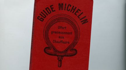 Un exemplaire du guide Michelin de 1900, alors offert aux chauffeurs (automobilistes et vélocipédistes). (LEEMAGE / AFP)