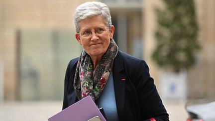 Geneviève Darrieussecq, la ministre déléguée auprès du ministre des Solidarités, de l'Autonomie et des Personnes handicapées, chargée des Personnes handicapées, à Matignon le 2 décembre 2022. (BERTRAND GUAY / AFP)