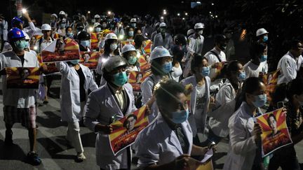 Des médecins et des étudiants prennent part à une manifestation, le 21 mars 2021, à&nbsp;Mandalay, en Birmanie. (STR / AFP)