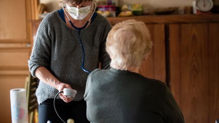 Une consultation&nbsp;à domicile pendant la pandémie de coronavirus, le 2 mars 2020, en France. (ROMAIN LONGIERAS / HANS LUCAS / AFP)