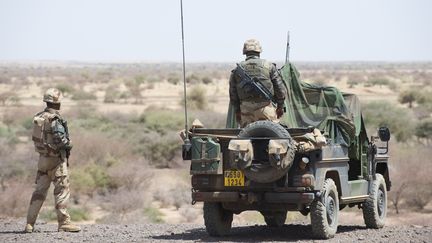 Un soldat fran&ccedil;ais pr&egrave;s de Gao au Mali, le 9 mars 2013. (JOHN MACDOUGALL / AFP)