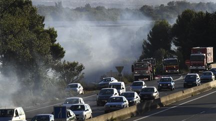 Un  épais nuage de fumée recouvre Marseille. Plusieurs incendies, attisés par des vents violents, sont en cours dans les Bouches-du-Rhône et dans l'Hérault où trois pompiers ont été blessés, mercredi 10 août. L'autoroute A7 se retrouve en quelques minutes plongée dans le noir. Au cœur du nuage, les pompiers tentent d'évacuer les automobilistes. Trois Canadair se relaient en permanence pour tenter de maîtriser l'incendie qui s'est déclaré à Rognac (Bouches-du-Rhône).