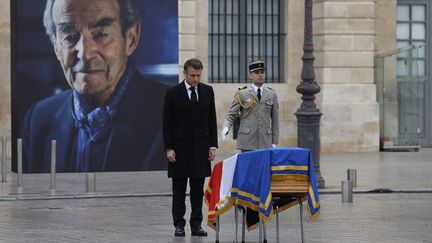 Le président de la République, Emmanuel Macron, se recueille devant le cercueil de Robert Badinter lors de l'hommage national rendu à ce dernier, place Vendôme à Paris, le 14 février 2024. (LUDOVIC MARIN / AFP)