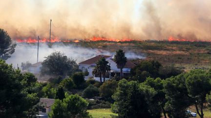 Le 4 août, Port-de-Bouc était déjà la proie des flammes. (SERGE GUEROULT / MAXPPP)