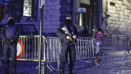 Photo d'illustration montrant des policiers devant le palais de Justice de Bruxelles, le&nbsp;15 mars 2018. (THIERRY ROGE / AFP)