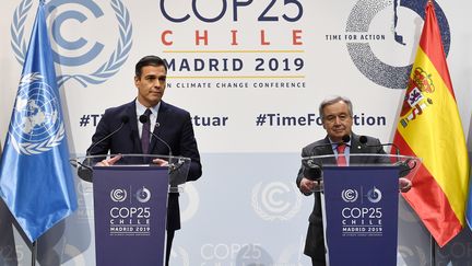 Pedro Sanchez, le premier ministre espagnol (G) et Antonio Guterres, le Secrétaire général des Nations unies (D) lors de la conférence de presse de la COP25, le 2 décembre 2019, à Madrid (Espagne). (PIERRE-PHILIPPE MARCOU / AFP)