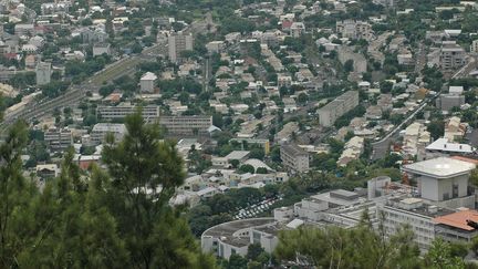 Vue de Saint Denis et l'hôpital en premier plan, depuis la route de la Montagne à la Réunion. (JACKY SCHOENTGEN / MAXPPP)