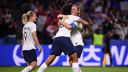 Amandine Henry félicitée par ses coéquipières après son but décisif face au Brésil, dimanche 23 juin, au Havre.&nbsp; (FRANCK FIFE / AFP)