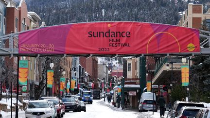 La rue principale de Park City (Utah, Etats-Unis),&nbsp;où se déroulait&nbsp;le Sundance Film Festival du 20 au 30 janvier 2022. (GEORGE FREY / GETTY IMAGES NORTH AMERICA)