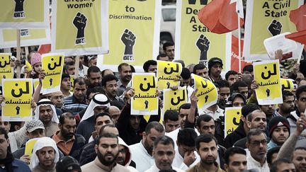 L'opposition propose une feuille de route réclamant «un Parlement à pleins pouvoirs législatifs», «un gouvernement élu», la libération des «prisonniers d'opinion» et «la suspension des procès politiques».
 
 
 (AFP PHOTO / MOHAMMED AL-SHAIKH)