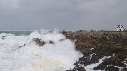 Un coup de vent sur les rochers de Penmarc'h (Finistère), le 21 février 2022. (MAXPPP)