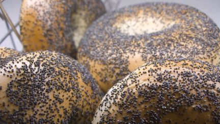 Des bagels avec des graines de pavot dans un supermarché à New York (Etats-Unis).&nbsp; (RICHARD B. LEVINE / NEWSCOM / SIPA)