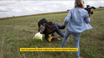 Une journaliste fait un croche-pied à un migrant en Hongrie (FRANCEINFO)