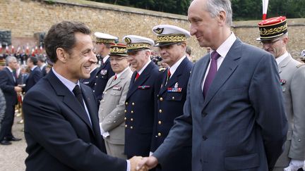 Nicolas Sarkozy salue le magistrat Philippe Courroye le 18 juin 2009 au Mont Val&eacute;rien &agrave; Suresnes (Hauts-de-Seine). (CHARLES PLATIAU / AFP)