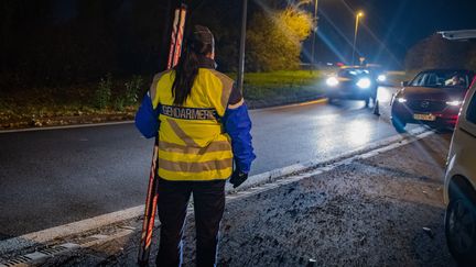 Des gendarmes veillent au respect des mesures prises en raison de la crise sanitaire, à Ennery (Val d'Oise), le 4 novembre 2020.&nbsp; (NICOLAS BILLIAUX / HANS LUCAS / AFP)