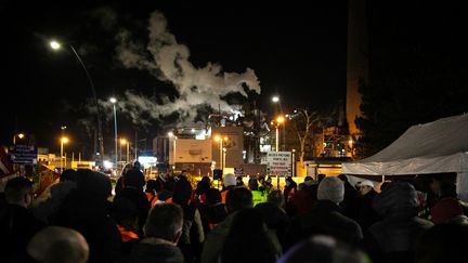 Des salariés grévistes de la raffinerie de Port-Jérôme-Gravenchon (Seine-Maritime), le 7 mars 2023. (LOU BENOIST / AFP)