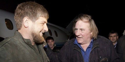 Le président tchétchène Ramzan kadyrov et l'acteur Gérard Depardieu, le 24 février 2013 à l'aéroport de Grozny. (AFP PHOTO / ELENA FITKULINA )