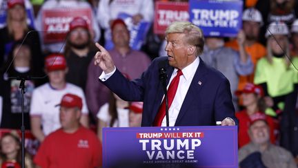 Donald Trump lors de la campagne des élections présidentielles américaines dans le Michigan, le 4 novembre 2024. (CJ GUNTHER / EPA)