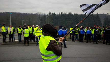 Des "gilets jauens" sont rassemblés à Dinan (Côtes-d'Armor), le 29 décembre 2018. (MARTIN BERTRAND / HANS LUCAS / AFP)