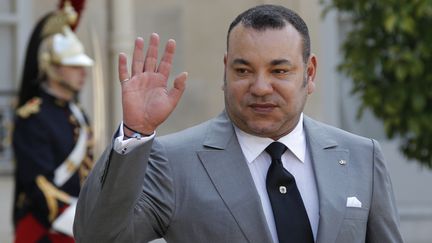 Le roi du Maroc, Mohammed VI, salue les photographes dans la cour de l'Elys&eacute;e, &agrave; Paris, lors d'une visite officielle le 24 mai 2012.&nbsp; (JOHN SCHULTS / REUTERS)