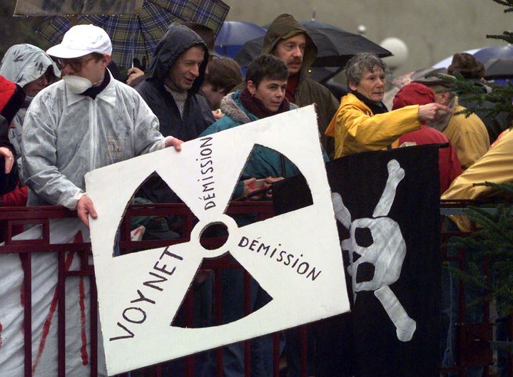 &nbsp; (Les militants antinucléaires manifestent contre le centre d'enfouissement de Bure depuis une vingtaine d'années. En 1998 ils appelaient à la démission de Dominique Voynet, ministre de l'environnement  © Reuters)