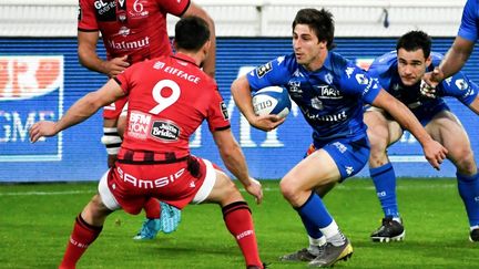 Le Castrais Santiago Ariata efface le Lyonnais Pierre Fabre lors de la victoire du Castres Olympique sur le LOU en Top 14 le 7 mai 2021. (FRED SCHEIBER / AFP)