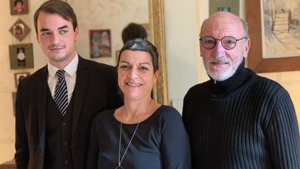 Jule, Sophie et Bernard, dans leur maison familiale de Foncouverte, en Charente-Maritime. (LOUISE BUYENS)