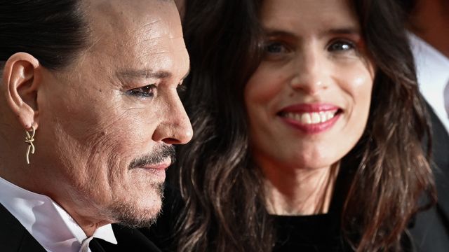 La réalisatrice Maïwenn a débuté ce 76e Festival de Cannes avec le film d'ouverture, "Jeanne du Barry", long-métrage sur la favorite du roi Louis XV. Au casting, Pierre Richard et Johnny Depp ont foulé le tapis rouge. L'acteur américain, contesté depuis les accusations de violences conjugales de son ex-femme, a qualifié de "fiction horrible" ce qui était écrit sur lui. (LOIC VENANCE / AFP)