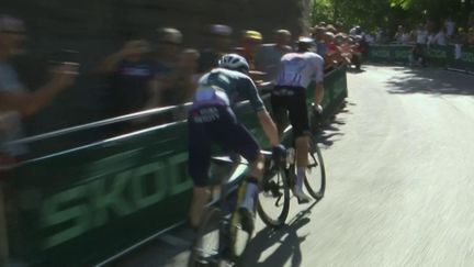 Tadej Pogacar attaque dans la côte de San Luca. Seul Jonas Vingegaard peut prendre la roue du Slovène qui fonce vers le maillot jaune !