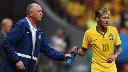 Scolari discute avec Neymar (MARIUS BECKER / DPA)