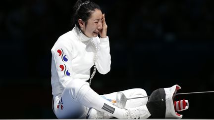 Les larmes de la Sud-cor&eacute;enne&nbsp;Shin A Lam d&eacute;faite par l'Allemande&nbsp;Britta Heidemann apr&egrave;s un imbroglio sur le d&eacute;clenchement du chronom&egrave;tre, lors des &eacute;preuves olympiques d'escrime, le 30 juillet 2012 aux JO de Londres.&nbsp; (DAMIR SAGOLJ / REUTERS)